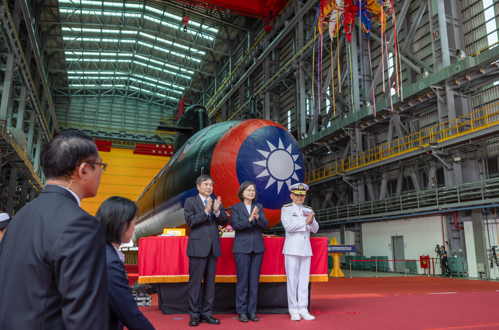 台灣首艘國造潛艦原型艦「海鯤號」命名暨下水典禮。右起海軍司令唐華、總統蔡英文、台船公司董事長鄭文隆。圖／總統府