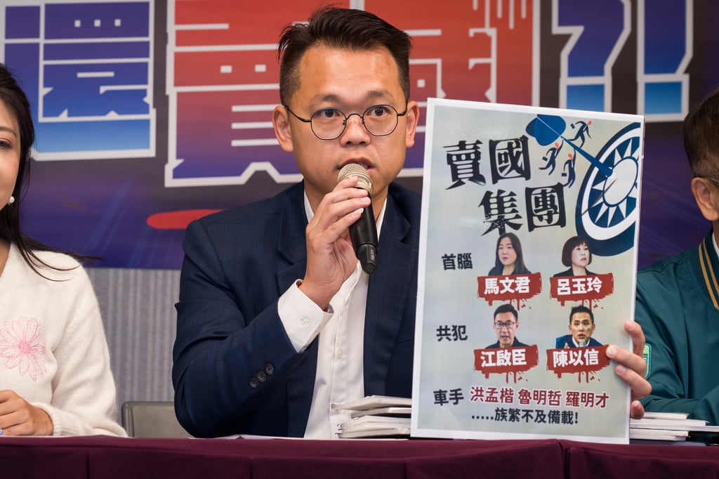 民進黨桃園市議員劉仁照批判由馬文君與呂玉玲「賣台雙嬌」為首的賣國集團，帶頭凍結多項國防預算案。圖／詹皓宇攝