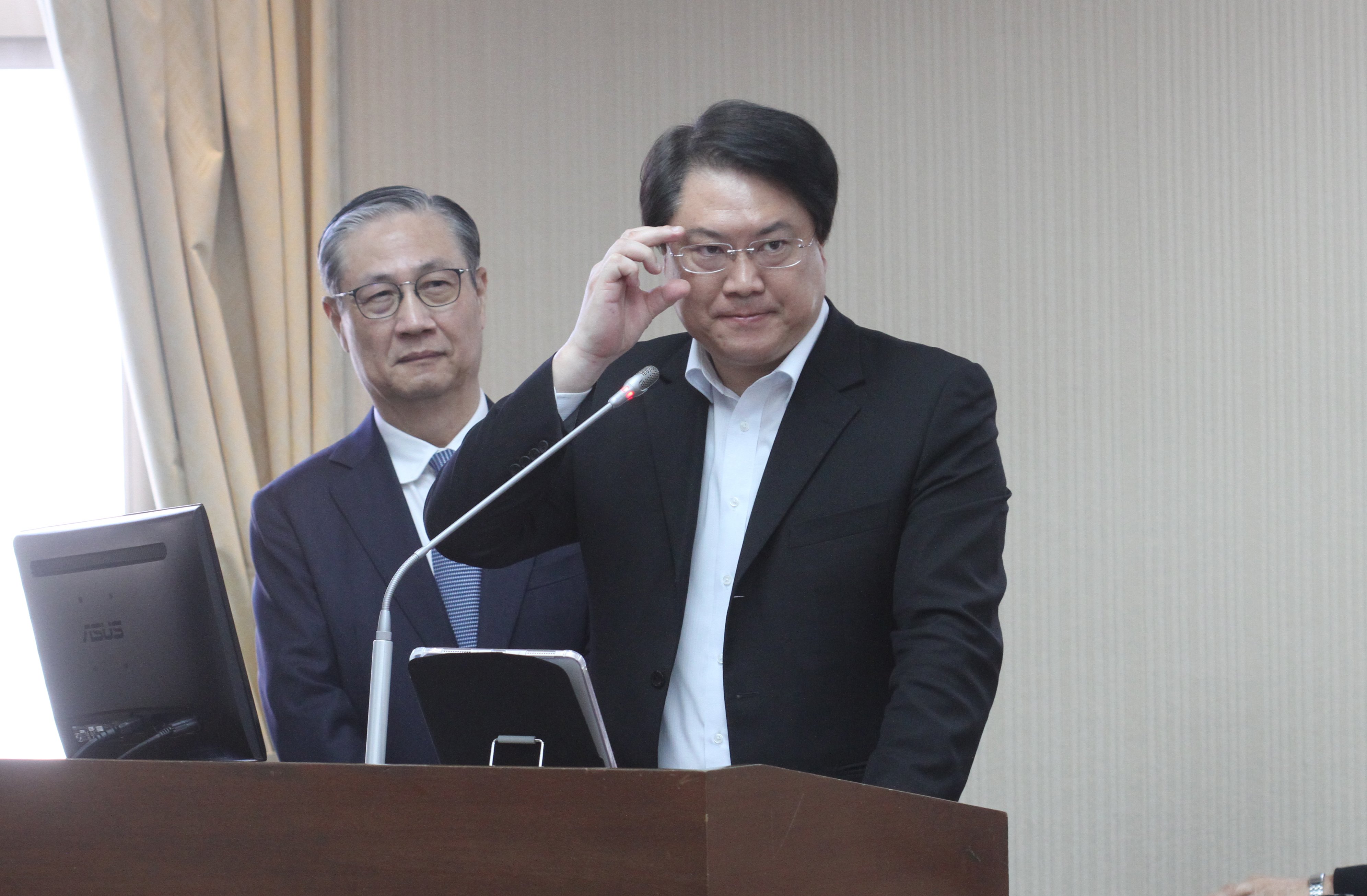 內政部長林右昌（右）18日出席立法院內政委員會備詢。