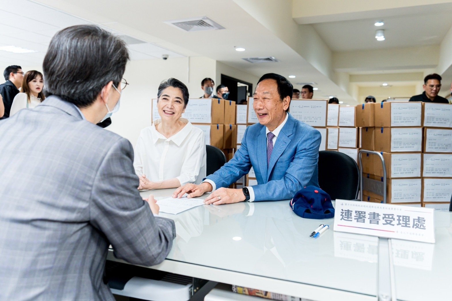 鴻海創辦人郭台銘（右）攜手副手賴佩霞（左二）共赴台北市選舉委員會遞交總統連署書。圖／郭台銘競選辦公室